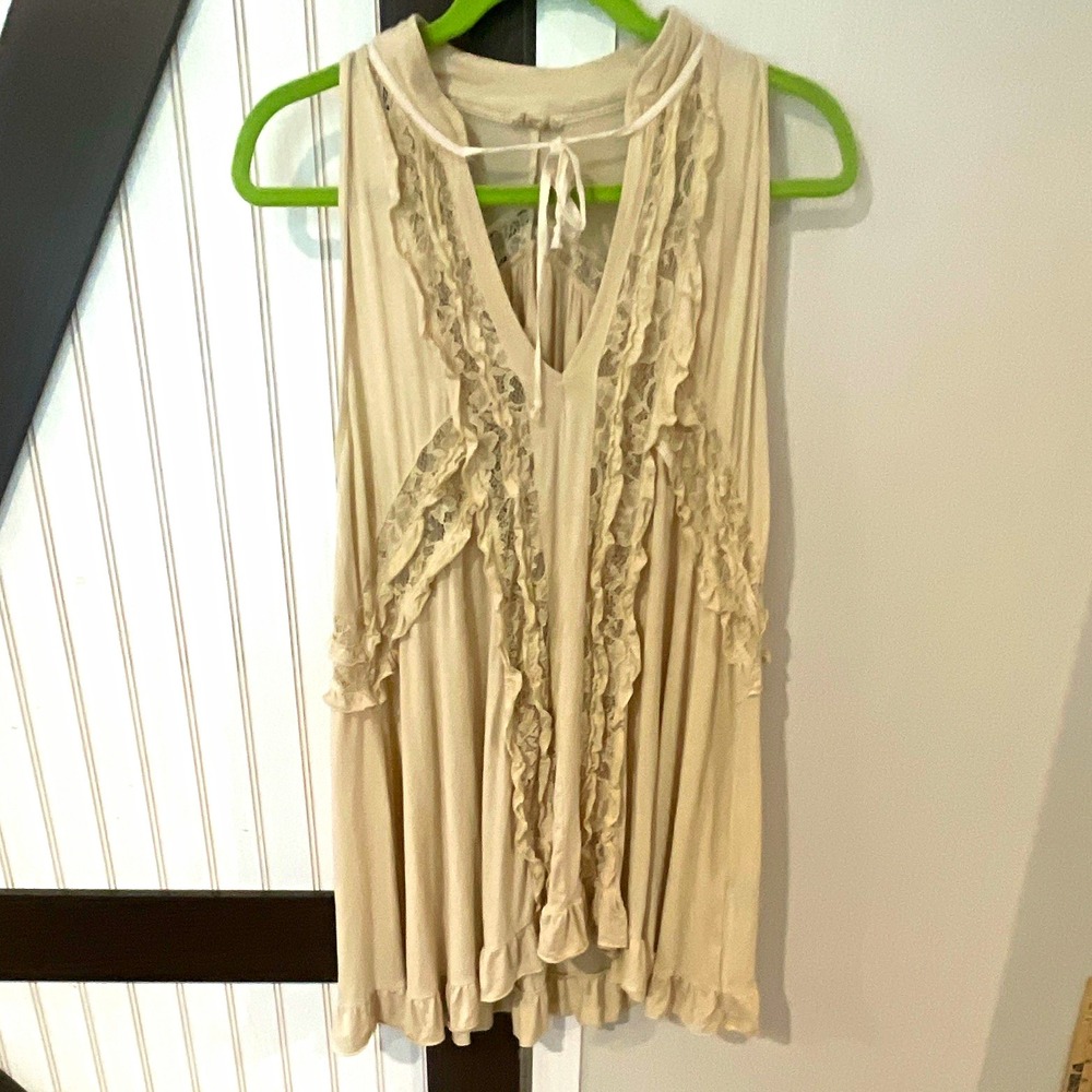 POL by Anthropology LaceRuffleSleevelessV-Neck TieFrontTankSleeveless Top Size L
